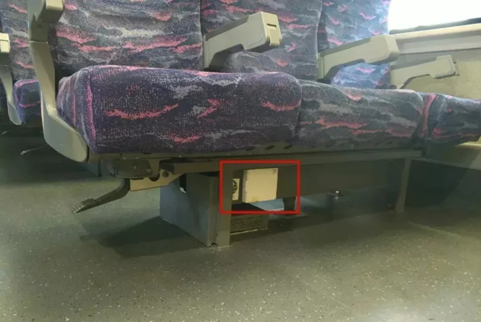 高铁列车座位下充电装置在什么地方（高铁二等座充电位置）5