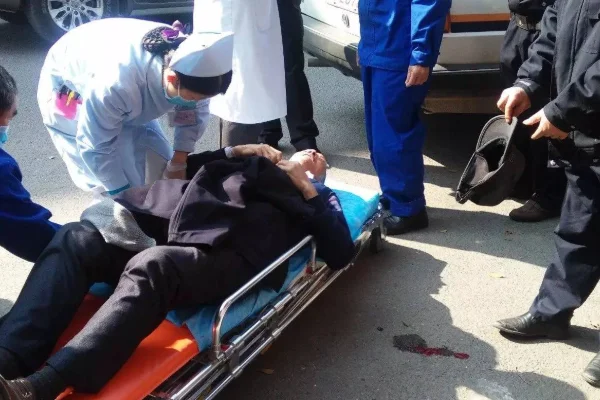 武汉地铁1名乘客强行上车被卡住后如何获救（武汉地铁一男子抽搐）3