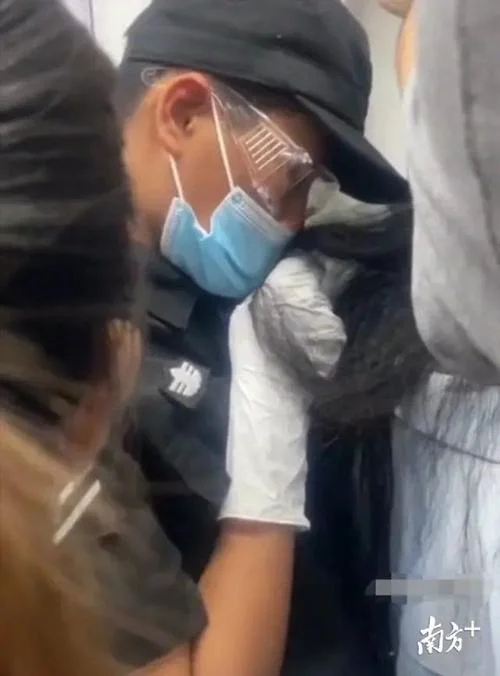 前两天深圳地铁上那个飙脏话的那个外国人相关部门会处罚他吗(深圳地铁辱骂列车员)5