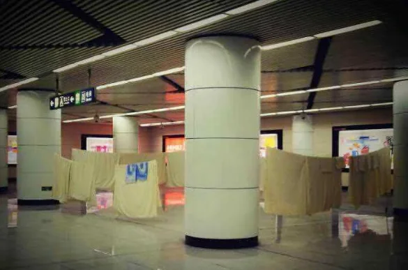 请问坐地铁能不能带行李箱和被子进去（地铁站晾被单）5