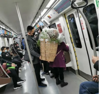 成都一男子地铁内猥亵姑娘遭众人群殴你遇到过这样的事情吗(成都地铁小伙)6