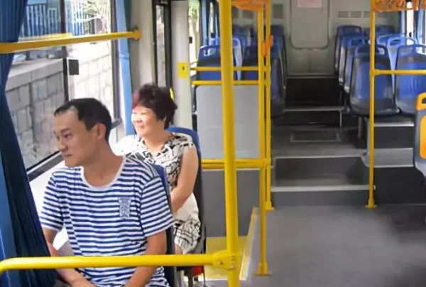 南京大妈为何在地铁怒坐美男大腿上（南京地铁让座男打人）5