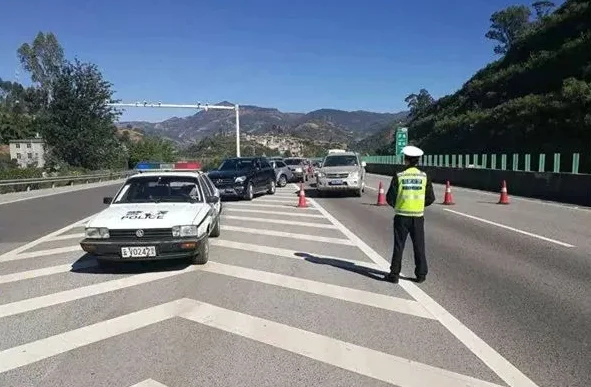 南京大妈为何在地铁怒坐美男大腿上（南京地铁让座男打人）8