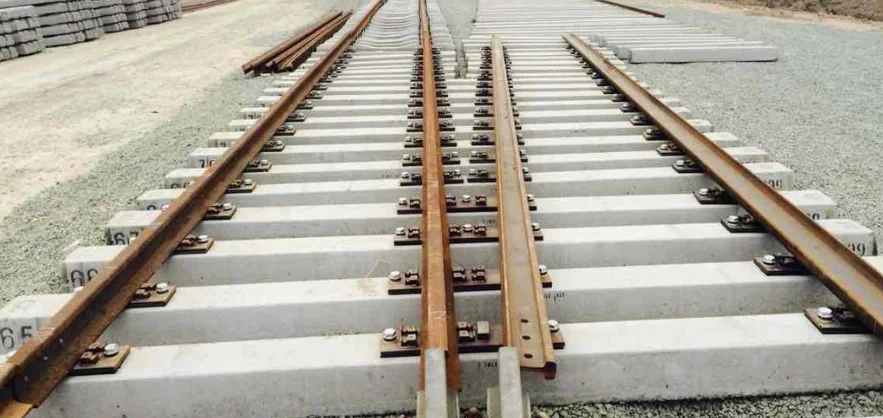 高铁的铁轨为什么中间没有接口了（铁路铁轨中间）5