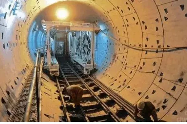 北京地铁的东四十条站的站台中间有一个往下的入口通到下面一层谁知道下面具体是什么吗（北京地铁几层）3