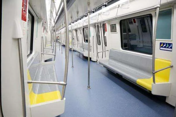 一部日本动漫故事大概是一个小男孩在地铁站醒过来然后可以变身火系的人形是什么(男童地铁站接)6