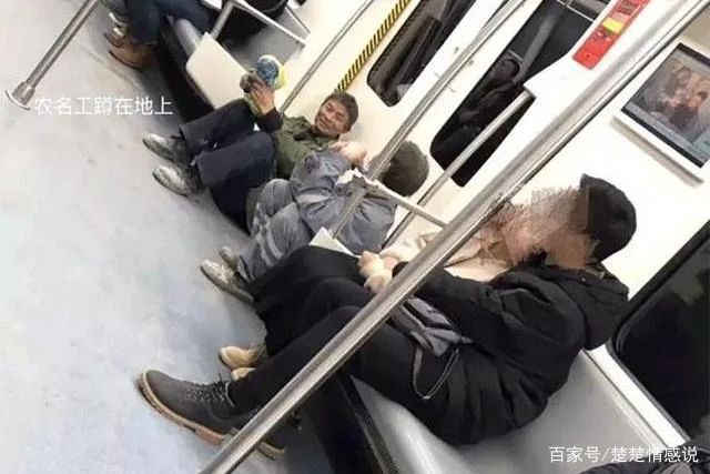 南京市民王女士因在地铁上吃了一块糖被罚款20元一事件写一篇时评文 作文800字左右（南京地铁上农民工坐地上事件时评）6