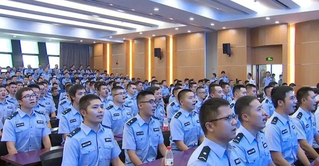 为什么警服上的胸牌有些写的是地名有些写的是铁道公直什么的（铁路胸徽）