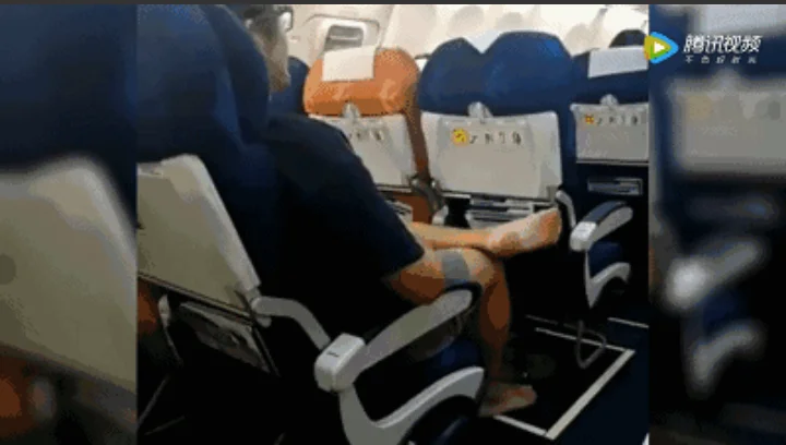 高铁又现“霸座女”热议：该如何面对低素质乘客（涂鸦高铁）