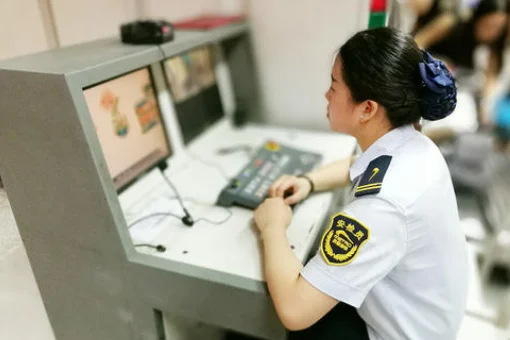 地铁安检员的工作怎么样（南京地铁安全检查员）2