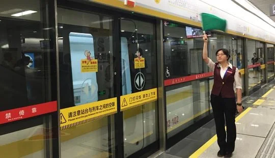 鹿晗关晓彤偶遇之后北京地铁又偶遇戚薇为什么都是(北京地铁遇到明星)4