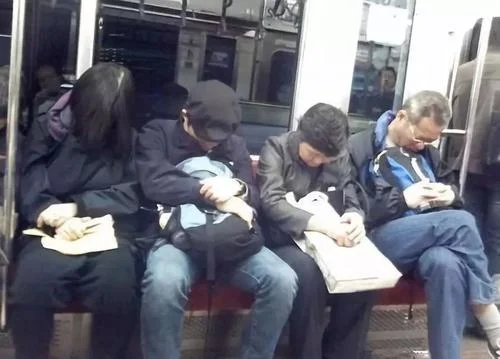 坐地铁太累了站着就睡着了怎么办（地铁站累了）3