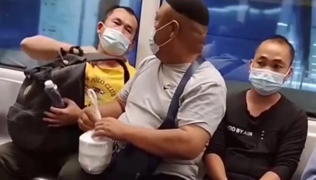 广州地铁南站被卡青年怎么解救出来的（广州地铁推车救人）3