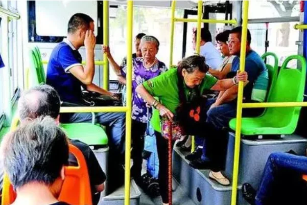 大家对南京一老人拒让座自带板凳坐地铁的行为有什么看法(南京大爷地铁让座)3