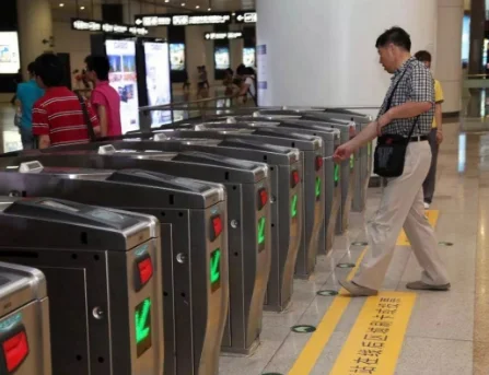 上海的地铁是多少票价超过多少站要加钱的是人工买票还是有机器只要不出站换乘线路可以的吧（上海地铁12站多少钱）