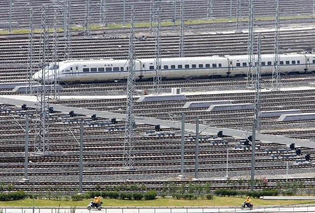 高铁需要人驾驶吗和普通驾驶有什么区别（高铁飞驰）2