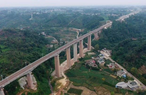 计划中的川藏铁路主要经过哪些地方(县):（川藏铁路连接）4
