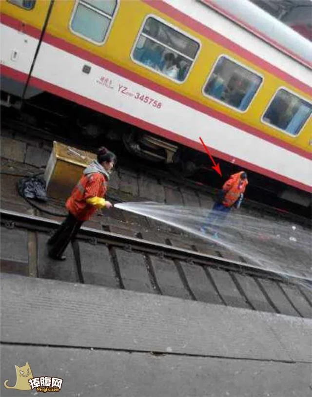 跪求一张一对情侣走在铁路手拉手的图片!!!（求铁路照片）