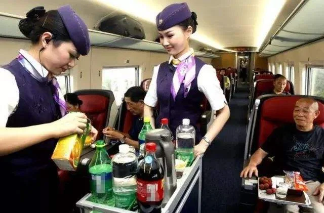 高铁可以在座位上吃饭吗还是说必须饭餐厅吃（高铁上可以吃饭吗）1