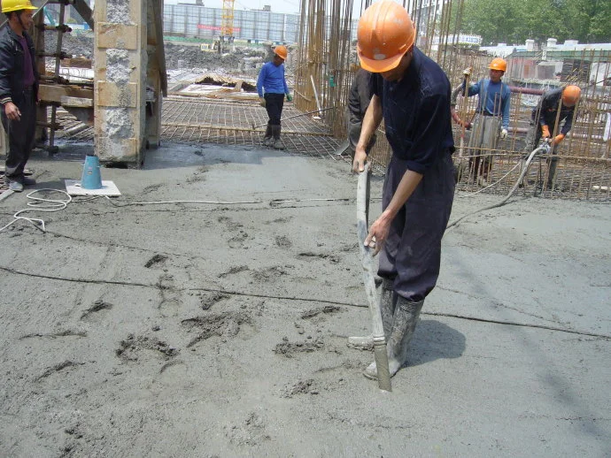 修建一公里地铁隧道人工挖掘盾构机挖掘的时间分别是多少（地铁隧道仰拱混凝土振捣时间）3