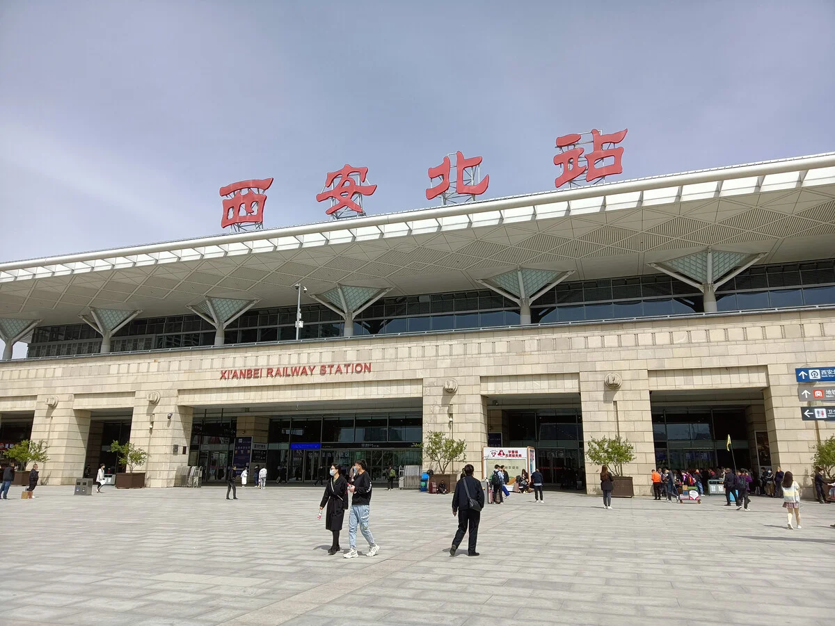 老外高铁上拒戴口罩邻座阿姨提醒反遭辱骂他为何这么嚣张（西安地铁外国人未戴口罩）4