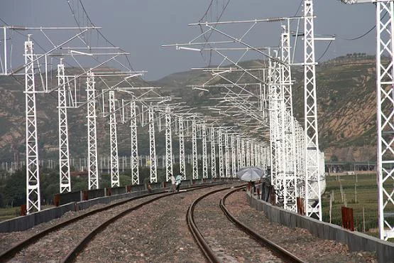 铁路上的电线杆那么多是干嘛呢(高铁电线杆)1