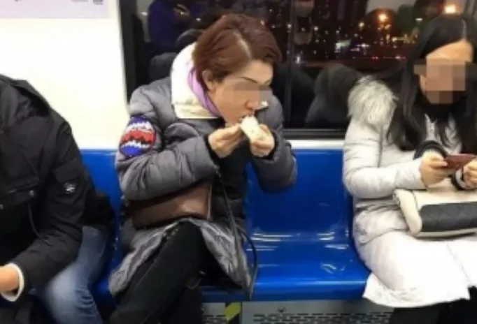 人肉吃凤爪女子1月2号在上海地铁2号线（上海地铁吃凤爪的案例）