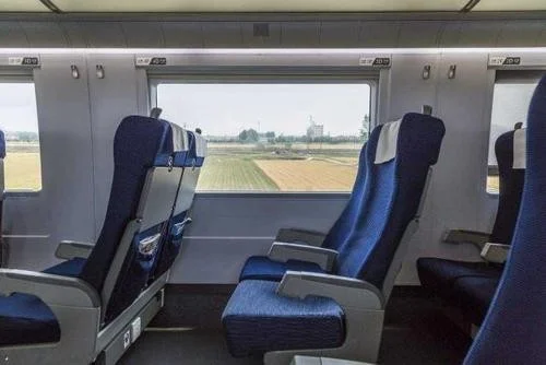 请问高铁靠窗的座位号是A和F吗（高铁的f座位是哪）5