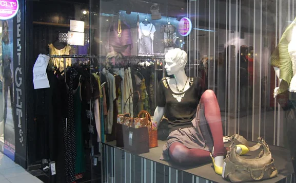 请问一般说莘庄南广场是指地铁南广场吗（莘庄地铁站南广场附近买衣服）