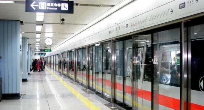 坐北京地铁2号线到北京站出站时走哪个出口啊 谢谢（北京地铁新浪微博）2