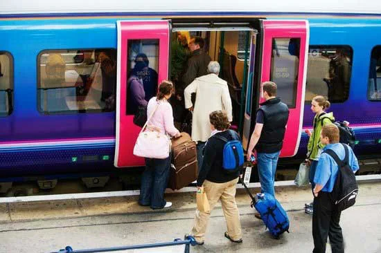 下图是一幅清末讽刺漫画漫画中火车冒出的烟用“中国铁路的现状”六字组成  解读此图可从如下角度设（的烟铁路）