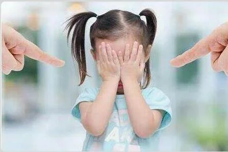 武汉一女孩因搭错地铁态度恶劣当众连踹母亲6脚为何说母亲是自作自受(武汉地铁还我儿子)3