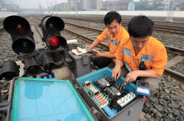铁路通信工和信号工哪个好（高铁信号工）
