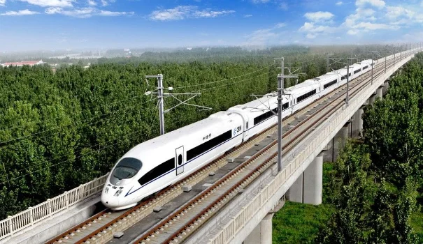 高铁需要人驾驶吗和普通驾驶有什么区别（高铁飞驰）4