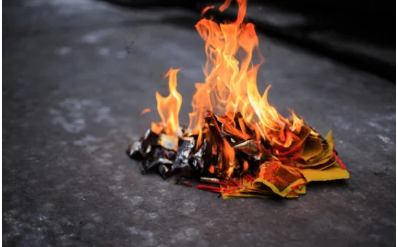 上海地铁老人怒斥男子不让座网友对此事评论为何两极化（上海地铁狂吐男子人肉）4