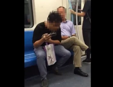 上海地铁8号线男人吐痰视频(上海地铁壮士殴打吐痰男)3