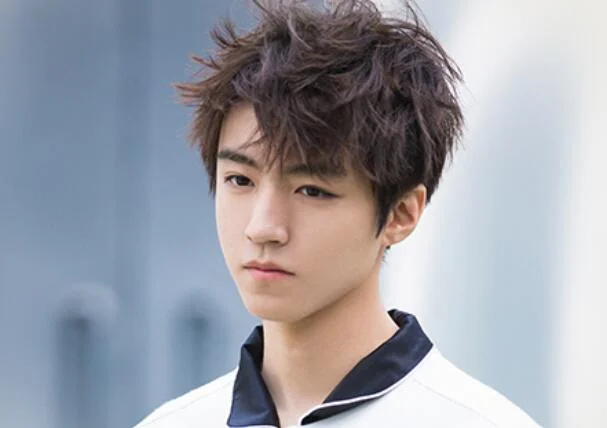 重庆地铁3号线爆炸王俊凯有没有事（王俊凯成都东站地铁）