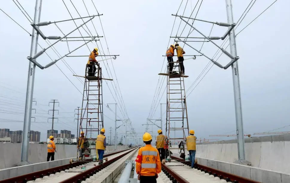 我国铁路供电的电压范围是多少（继电器高铁）