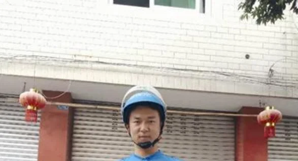 成都一外卖员霸气堵路2分钟网友却交口称赞他为何要这样做（成都地铁外卖小哥）