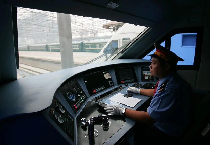 高铁动车驾驶员要哪些条件（铁路驾驶员）