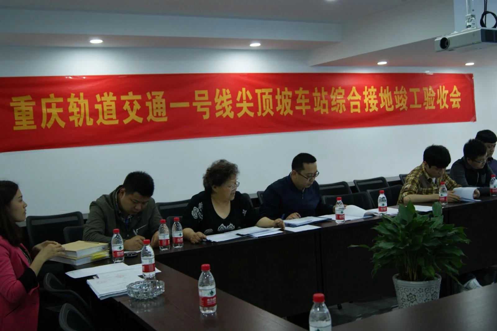 重庆轻轨运营时间是几点到几点或者是24小时运营（重庆地铁时间2号线路）1