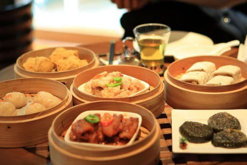 芳村、花地湾、坑口 这个3个地铁站附近有什么大型广场里面有购物、饮食的 PS花地城广场有什么（芳村地铁站美食）