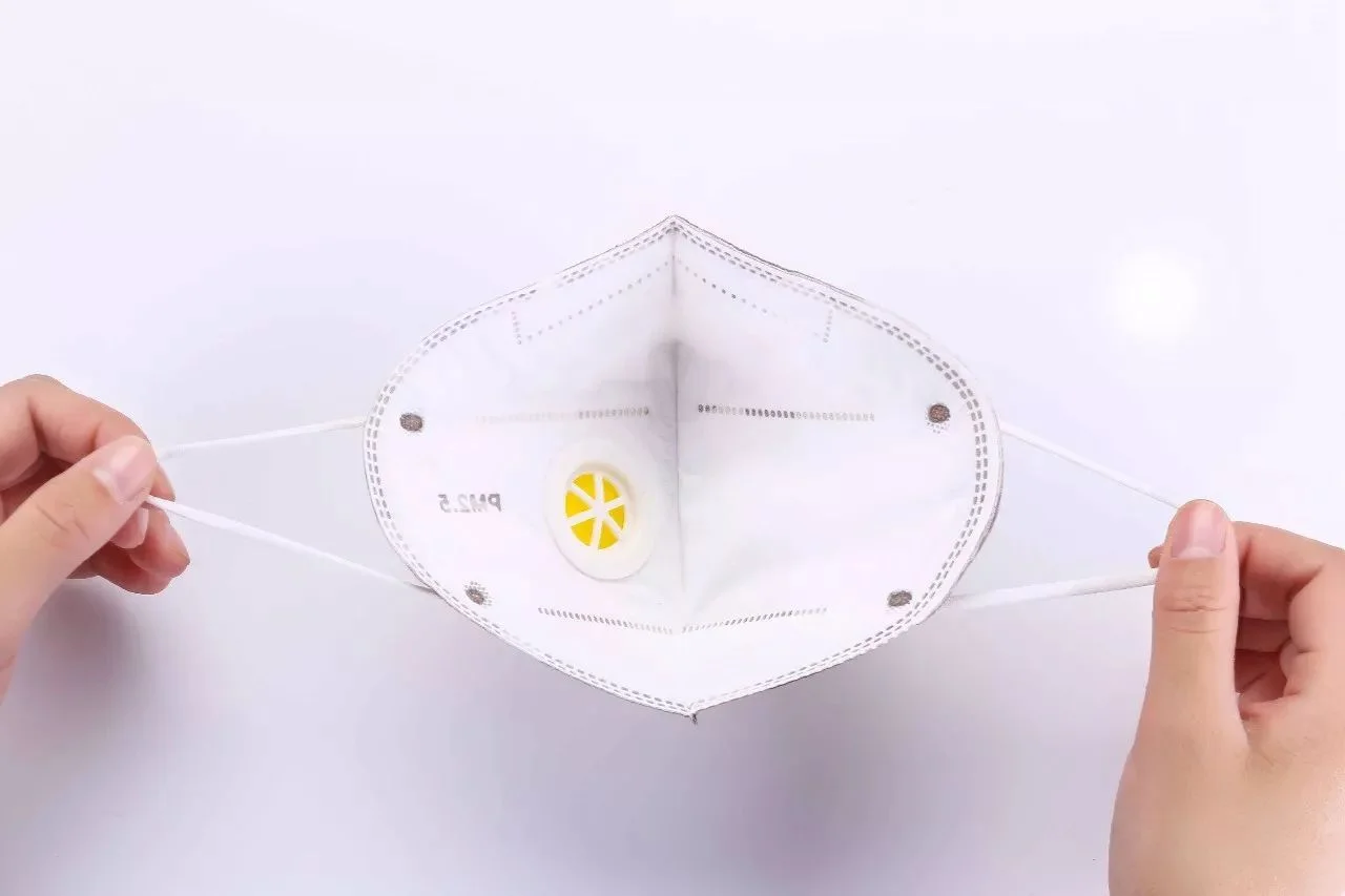 老外高铁上拒戴口罩邻座阿姨提醒反遭辱骂他为何这么嚣张（西安地铁外国人未戴口罩）2