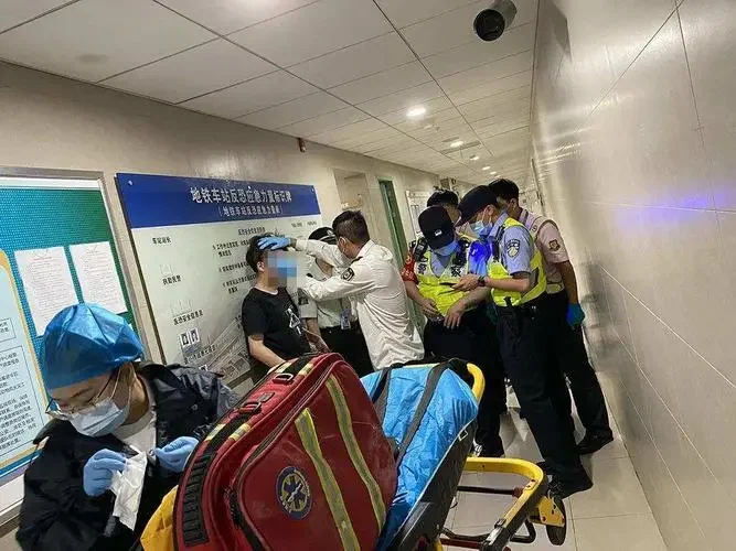 怎样看待“上海地铁老大爷怒骂小伙不让座”一事(上海地铁演讲小伙)7