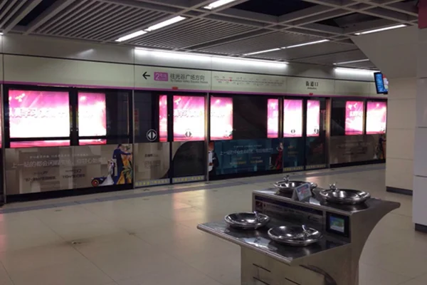 武汉地铁1名乘客强行上车被卡住后如何获救（武汉地铁一男子躺在椅子上）2