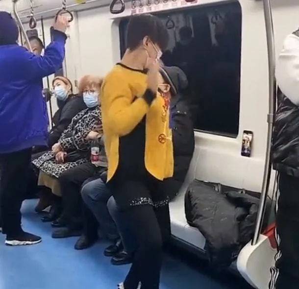 南京地铁4号线车厢内一女子行为不雅到底怎么回事（南京地铁女脱衣）5