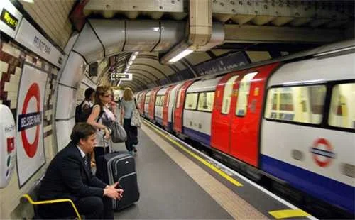 英国一共有几条地铁路线全长多少(英国地铁时间表)1