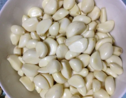 男子地铁剥蒜蒜皮撒一地结果怎么样了（天津地铁捡大蒜皮）3