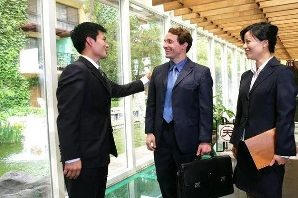 跪求南京地铁里播放的江苏动视有个介绍汽车节目的美女主持求她的资料啊有微博更好（南京小伙醉倒地铁站微博评论）3