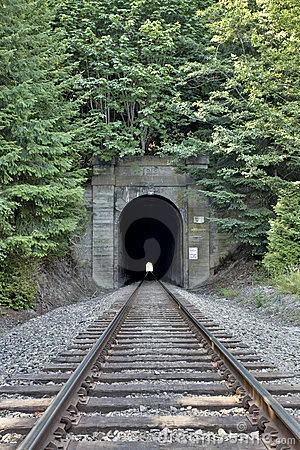 铁路隧道的简介（铁路隧道术语）